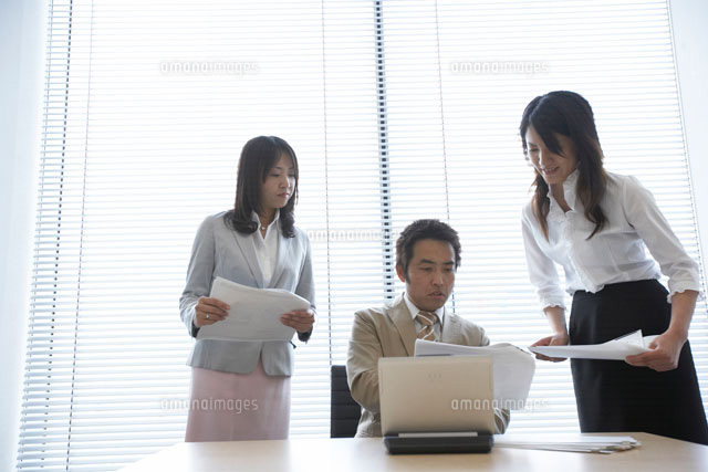 会議室で話す男性上司と女性部下 d の写真素材 イラスト素材 アマナイメージズ