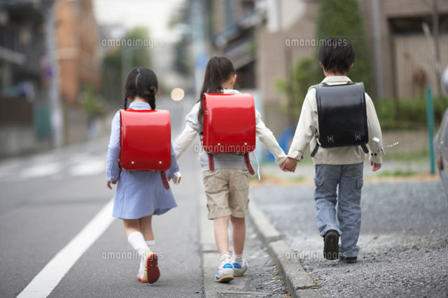通学する小学生の男の子と女の子 の写真素材 イラスト素材 アマナイメージズ