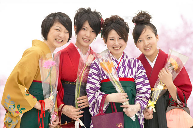 花を持つ袴を着た女性 の写真素材 イラスト素材 アマナイメージズ 花を持つ袴を着た女性 の写真素材 イラスト素材 アマナイメージズ