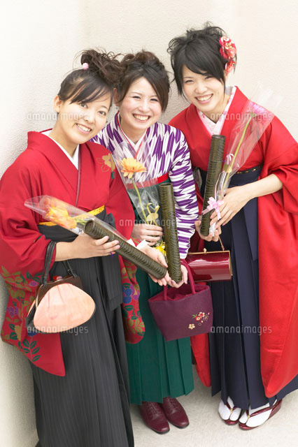 卒業証書を持つ袴を着た女性 の写真素材 イラスト素材 アマナイメージズ 卒業証書を持つ袴を着た女性 の写真素材 イラスト素材 アマナイメージズ