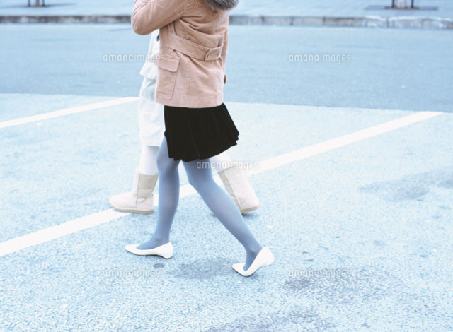 駐車場を歩く2人の日本人女性の足元 の写真素材 イラスト素材 アマナイメージズ