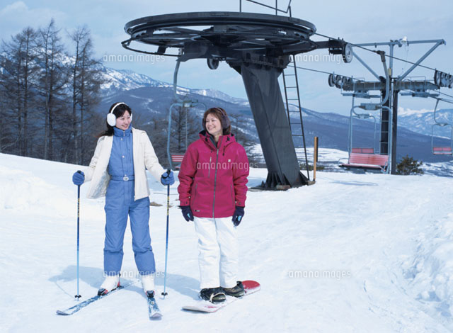 スキー場の2人の日本人女性 の写真素材 イラスト素材 アマナイメージズ