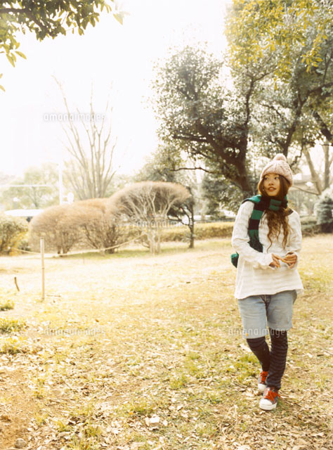 マフラーをした日本人女性と木々[02299000318]の写真素材・イラスト素材｜アマナイメージズ