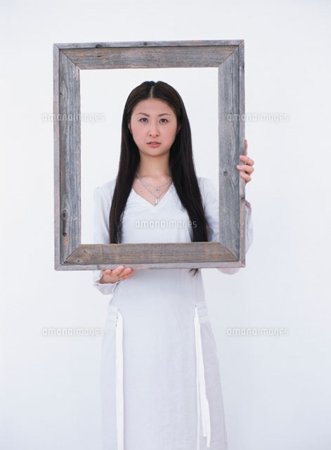 額縁を持つ日本人女性[02299000830]の写真・イラスト素材｜アマナ