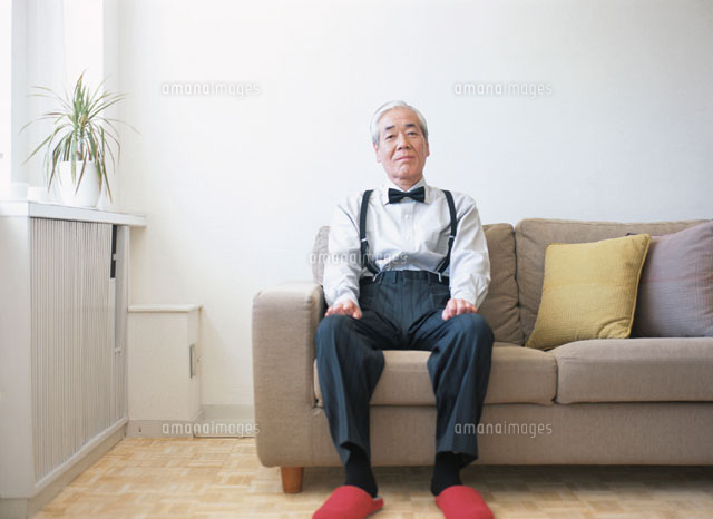 ソファに座る蝶ネクタイをしたおじいさん a の写真素材 イラスト素材 アマナイメージズ