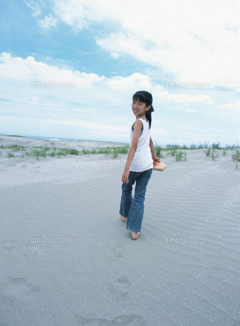 砂浜を歩く日本人の女の子と足跡 の写真素材 イラスト素材 アマナイメージズ 砂浜を歩く日本人の女の子と足跡 の写真素材 イラスト素材 アマナイメージズ