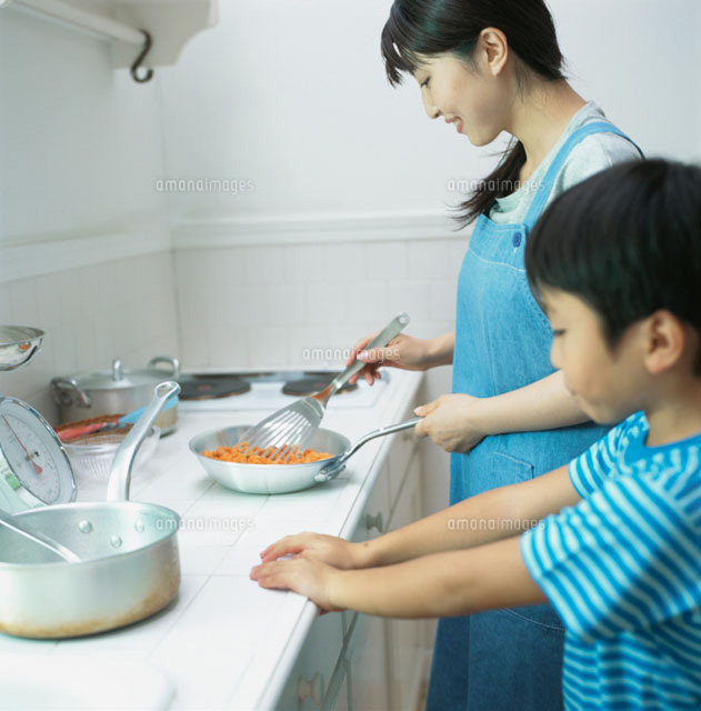 料理を作るお母さんと男の子 日本人 の写真素材 イラスト素材 アマナイメージズ