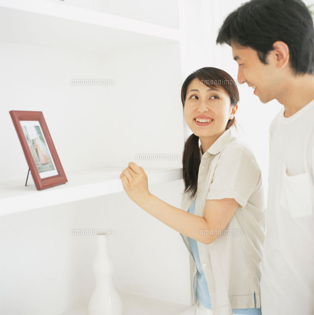 写真立てを見る笑顔の女性と男性 日本人 の写真素材 イラスト素材 アマナイメージズ 写真立てを見る笑顔の女性と男性 日本人 の写真素材 イラスト素材 アマナイメージズ
