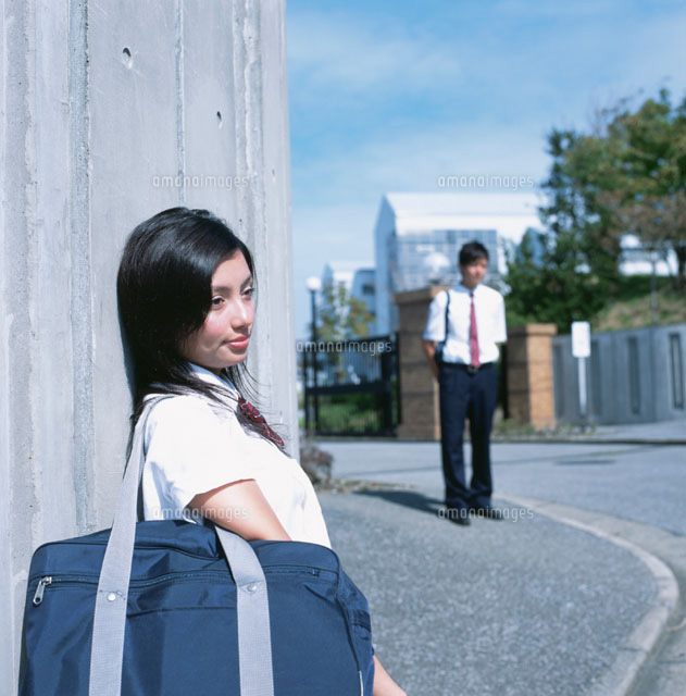 カバンを持った女子高校生と校門前の男子高校生 の写真素材 イラスト素材 アマナイメージズ カバンを持った女子高校生と校門前の男子高校生 の写真素材 イラスト素材 アマナイメージズ