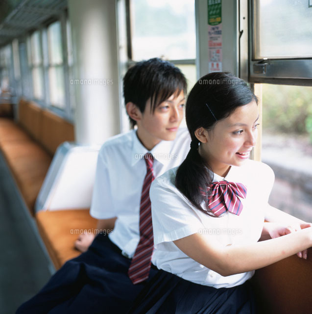 車窓から外を眺める男子高校生と女子高校生 の写真素材 イラスト素材 アマナイメージズ