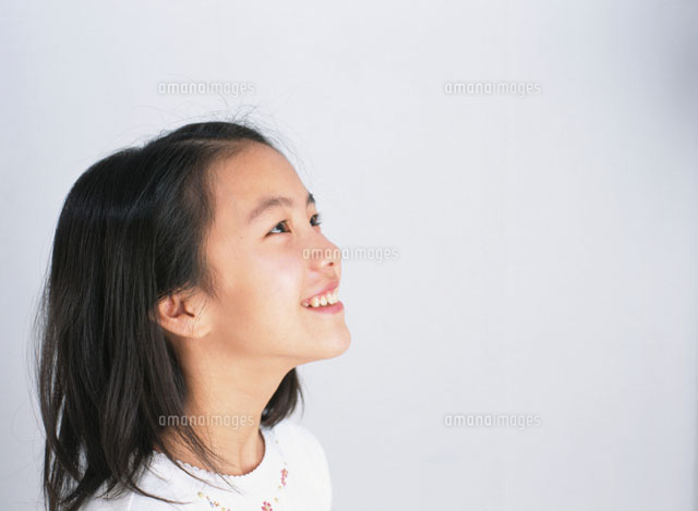 笑顔の日本人の女の子の横顔 の写真素材 イラスト素材 アマナイメージズ