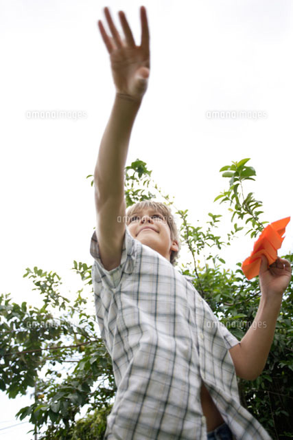 紙飛行機で遊ぶ男の子 の写真素材 イラスト素材 アマナイメージズ