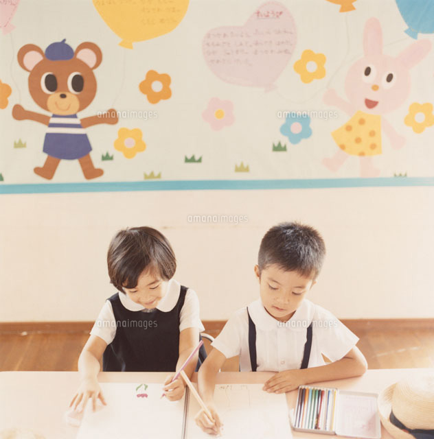 お絵かきをしている園児２人 の写真素材 イラスト素材 アマナイメージズ