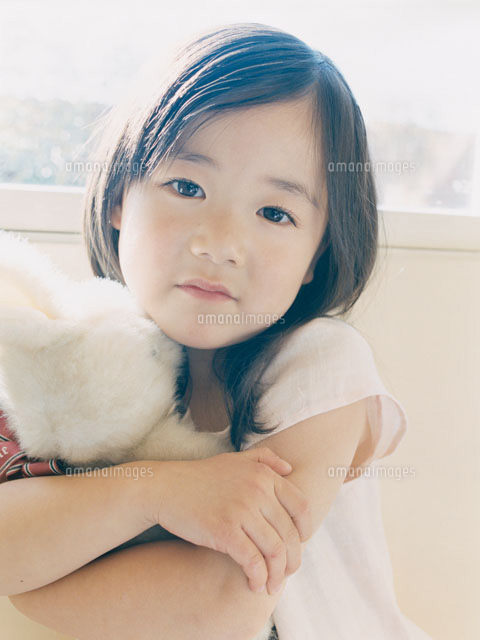 ぬいぐるみを抱いている女の子 の写真素材 イラスト素材 アマナイメージズ