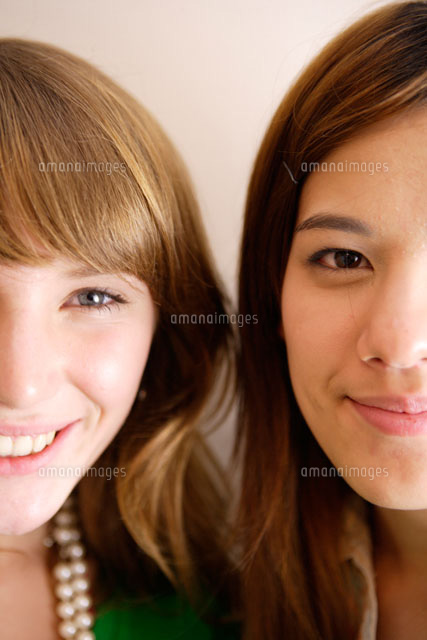２人の女性の半分ずつの顔 の写真素材 イラスト素材 アマナイメージズ