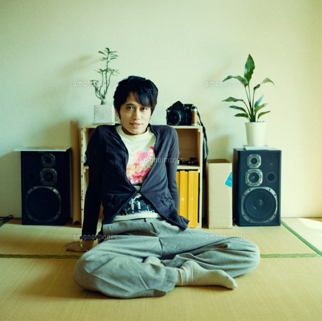 畳の部屋に座る男性 の写真素材 イラスト素材 アマナイメージズ