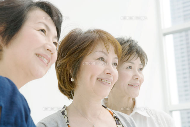 中年女性三人 の写真素材 イラスト素材 アマナイメージズ