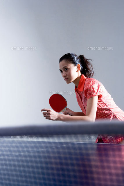 卓球をする女性 の写真素材 イラスト素材 アマナイメージズ