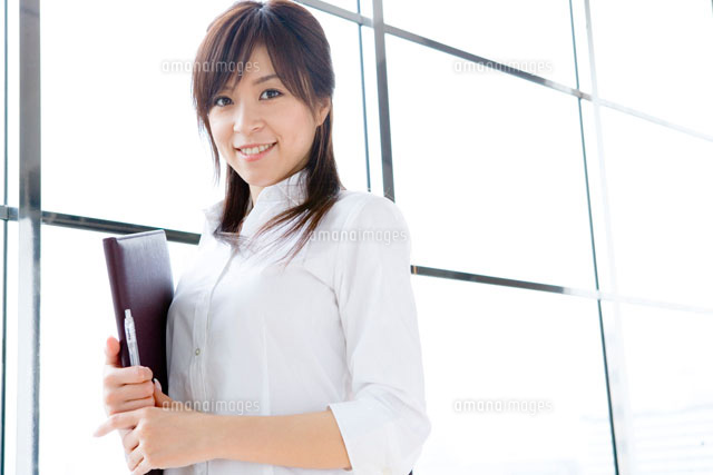 バインダーを持つ女性 の写真素材 イラスト素材 アマナイメージズ