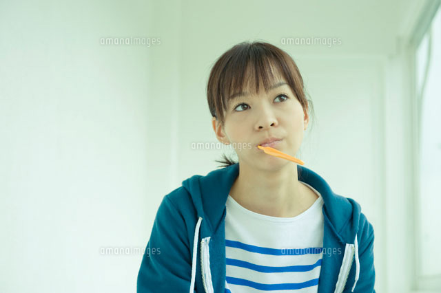 手描きイラスト 人物画 歯磨きをする女性 手描きイラスト 人物画