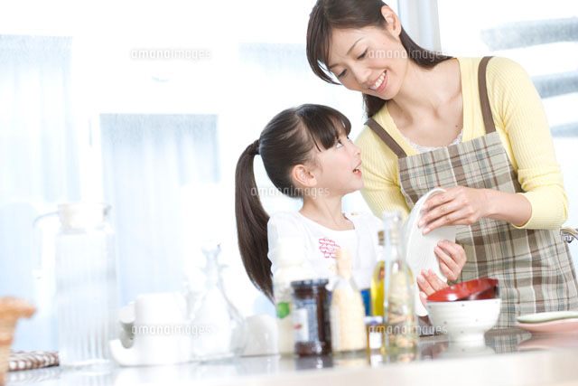 キッチンで一緒に皿洗いをする母と娘 の写真素材 イラスト素材 アマナイメージズ