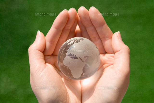 手のひらに浮かぶ地球 の写真素材 イラスト素材 アマナイメージズ