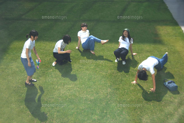 芝生の上で白いtシャツを着た女の子５人 の写真素材 イラスト素材 アマナイメージズ