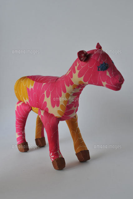 ピンク色のポニーのぬいぐるみ a の写真素材 イラスト素材 アマナイメージズ