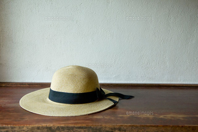 棚の上に置いた麦わら帽子 a の写真素材 イラスト素材 アマナイメージズ