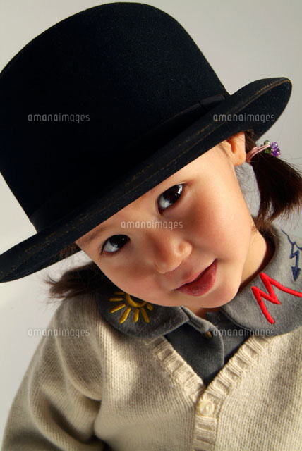 黒いシルクハットをかぶった女の子 の写真素材 イラスト素材 アマナイメージズ