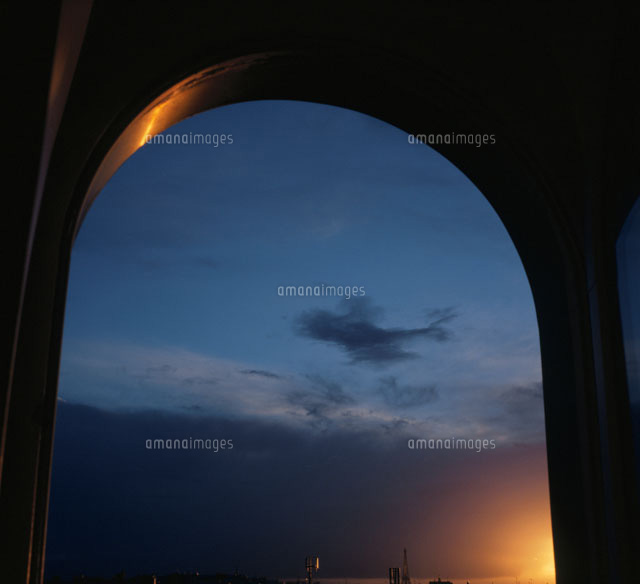 窓から見たパリの夕景[02345000073]の写真素材・イラスト素材｜アマナイメージズ