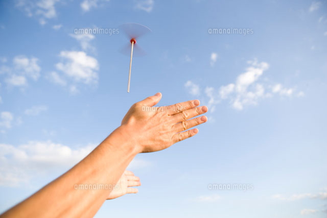 竹とんぼと青空 の写真素材 イラスト素材 アマナイメージズ