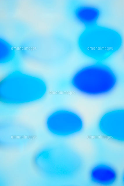 青色の透明感のある水玉の集合 a の写真素材 イラスト素材 アマナイメージズ