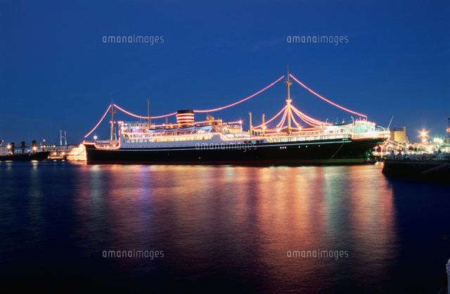 山下公園から見る氷川丸のライトアップ[02350000935]の写真・イラスト