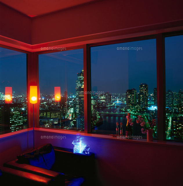 夜景が見える部屋 a の写真素材 イラスト素材 アマナイメージズ