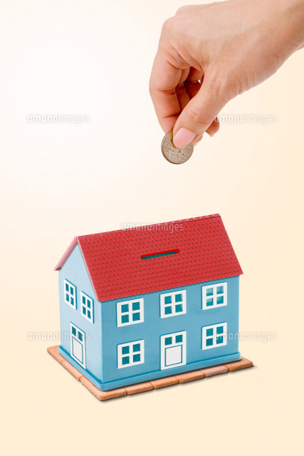 家の形をした貯金箱 a の写真素材 イラスト素材 アマナイメージズ