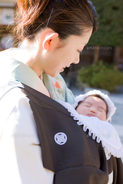 お宮参りの赤ちゃんとお母さん の写真素材 イラスト素材 アマナイメージズ