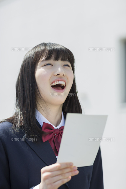 合格発表で喜ぶ女子高生 の写真素材 イラスト素材 アマナイメージズ