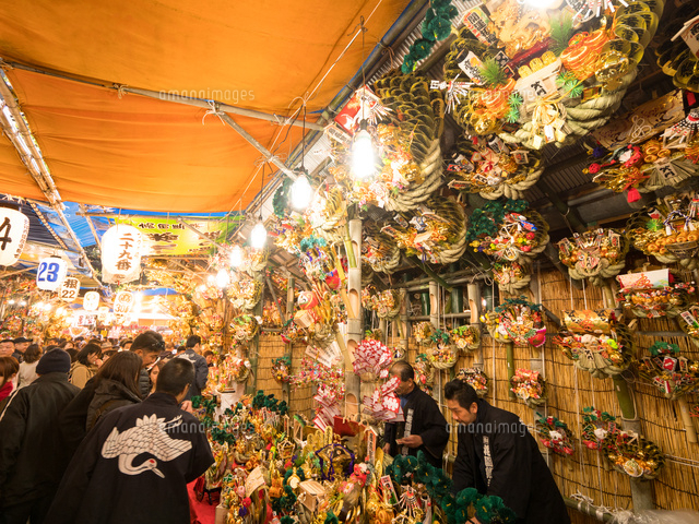 新宿 花園神社の酉の市 の写真素材 イラスト素材 アマナイメージズ