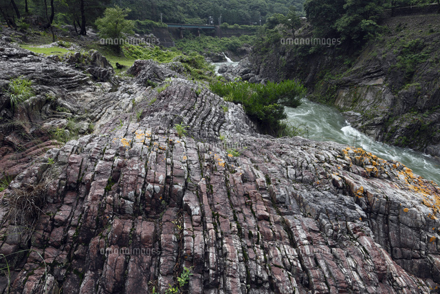 飛水峡 層状チャートからなる飛騨川峡谷 の写真素材 イラスト素材 アマナイメージズ