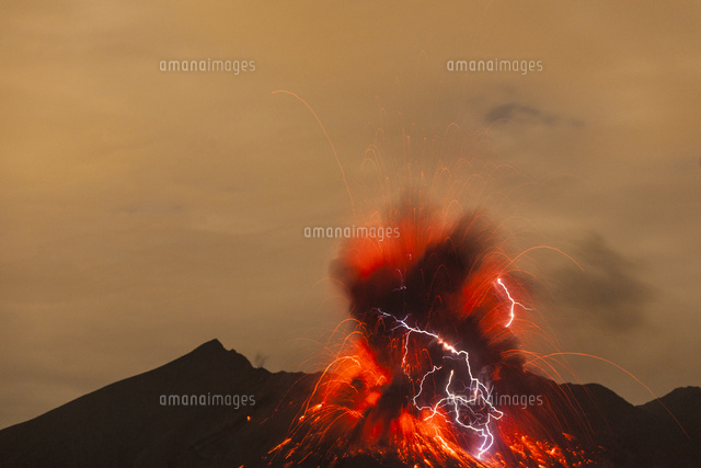 桜島の火山雷 の写真素材 イラスト素材 アマナイメージズ