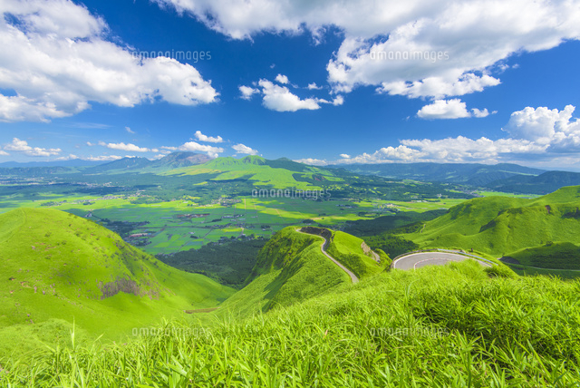 阿蘇ラピュタの道 の写真素材 イラスト素材 アマナイメージズ