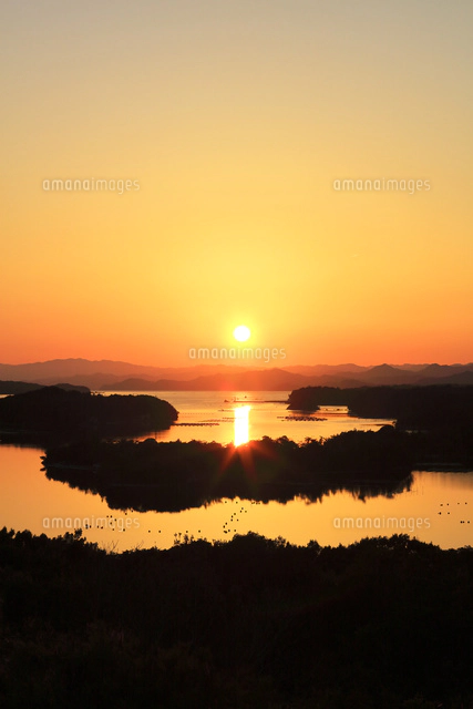 伊勢志摩 ともやま公園より望む快晴の英虞湾に夕日[02748000741]の写真