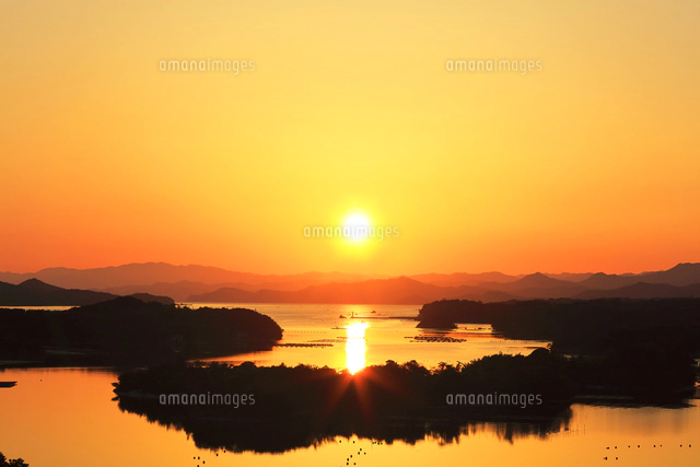 伊勢志摩 ともやま公園より望む快晴の英虞湾に夕日[02748000741]の写真
