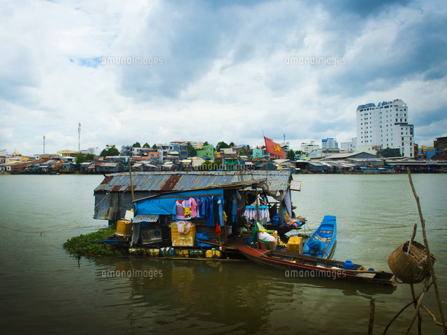 ベトナム カントーの水上生活者[02775000071]の写真・イラスト素材