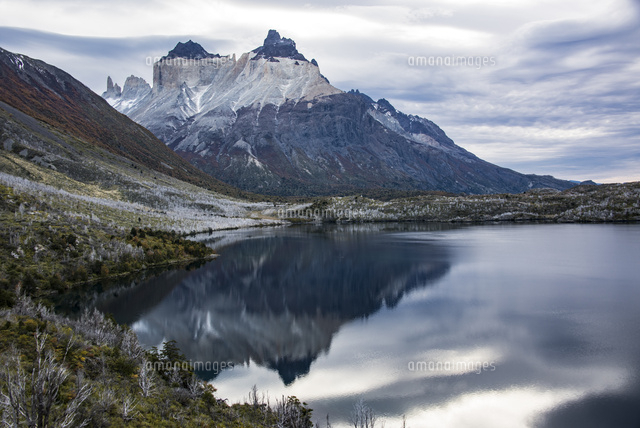 パイネ クエルノ峰の鏡面反射 の写真素材 イラスト素材 アマナイメージズ