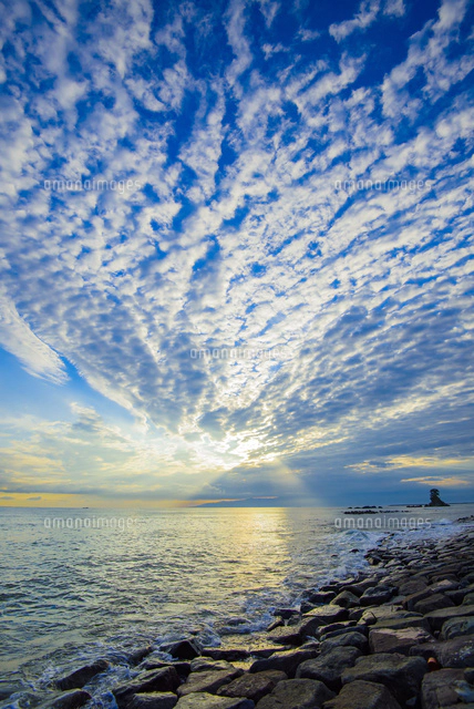 雨晴海岸の朝日[02817000013]の写真・イラスト素材｜アマナイメージズ