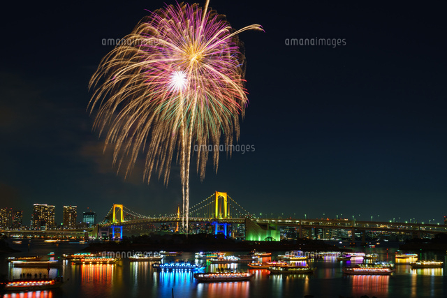 お台場レインボー花火 の写真素材 イラスト素材 アマナイメージズ