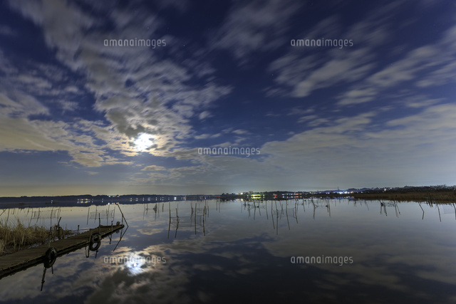 夜の印旛沼 の写真素材 イラスト素材 アマナイメージズ