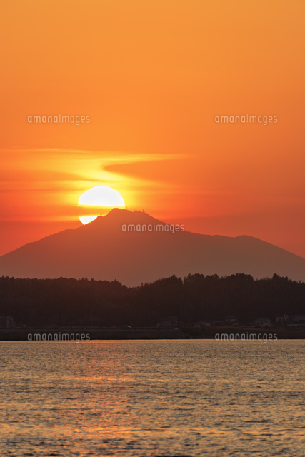 網掛公園より筑波山に沈む夕日[02860000856]の写真・イラスト素材
